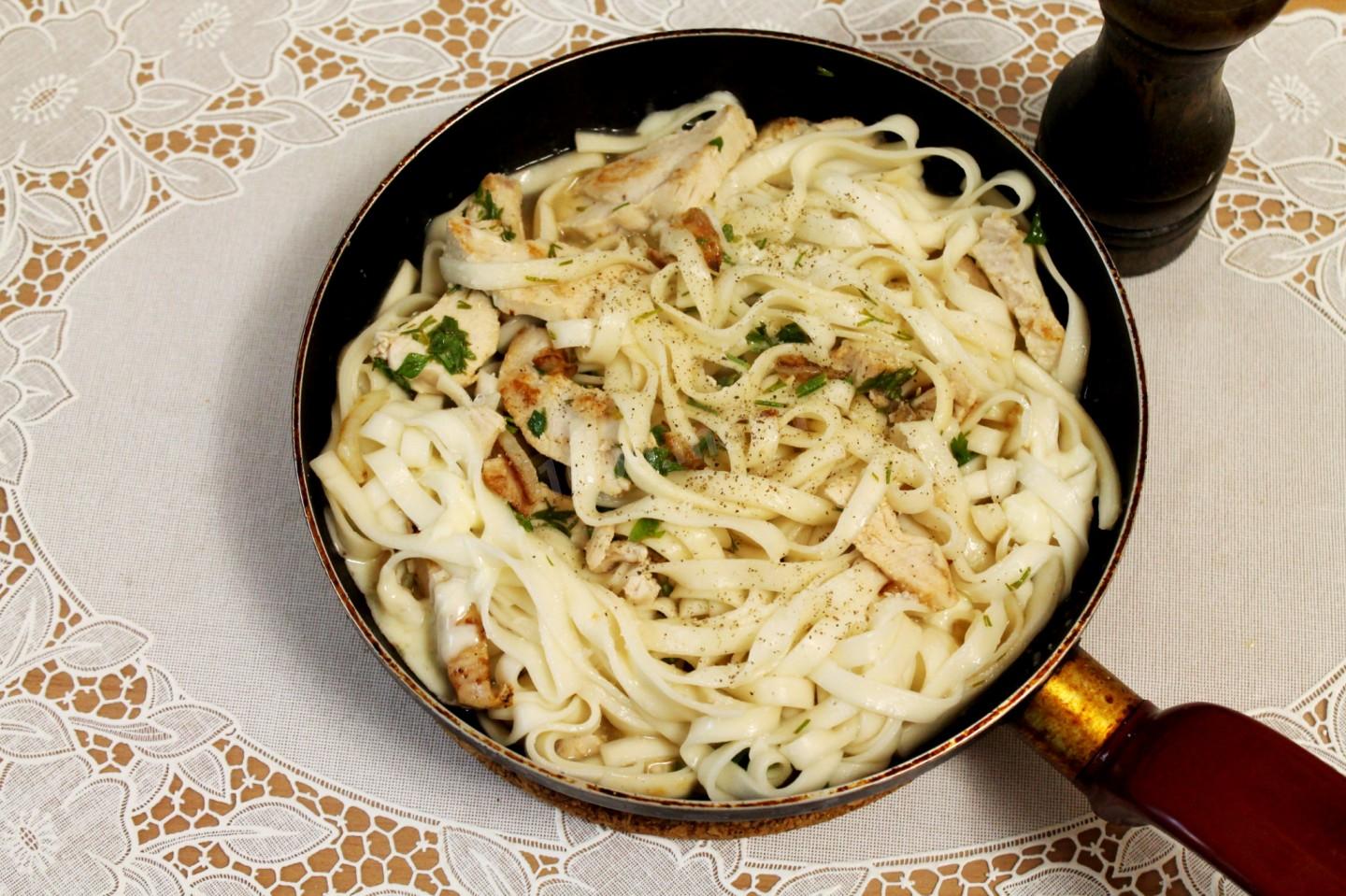 Шаг 10 приготовления Лингвини с курицей