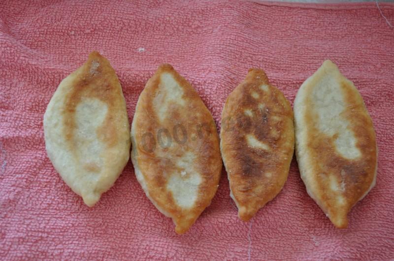 Шаг 8 приготовления Жареные пирожки с зеленым луком и яйцом на воде
