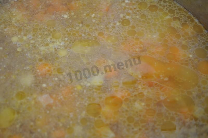 Шаг 4 приготовления Перловая каша с сосисками и овощами в мультиварке
