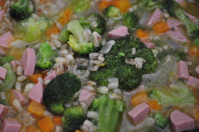 Шаг 7 приготовления Перловая каша с сосисками и овощами в мультиварке