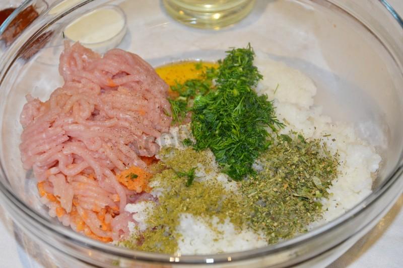 Шаг 5 приготовления Тефтели из индейки с морковью и рисом запеченные