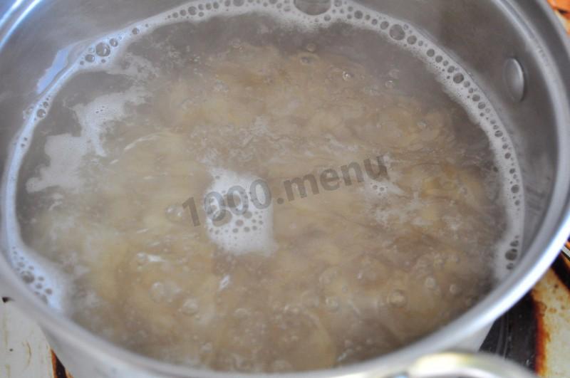 Шаг 1 приготовления Макароны с фаршем и овощами в чесночном соусе