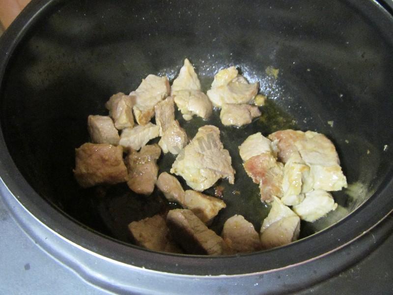 Шаг 10 приготовления Мясо с баклажанами и картофелем в мультиварке