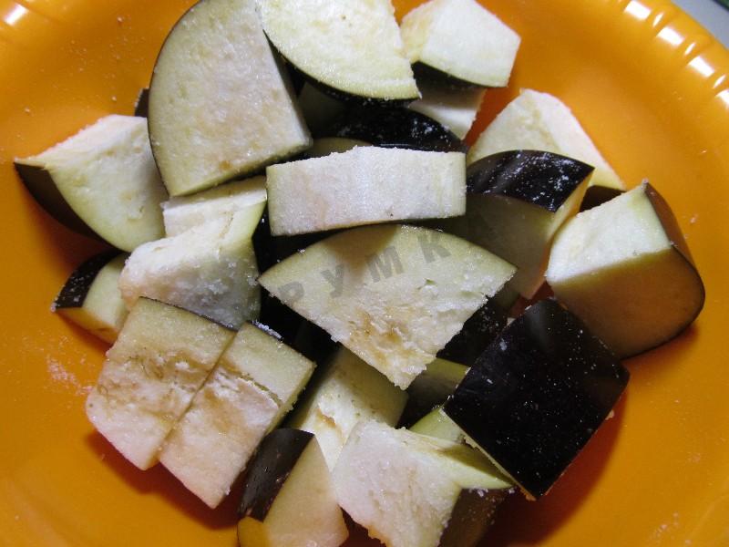 Шаг 3 приготовления Мясо с баклажанами и картофелем в мультиварке