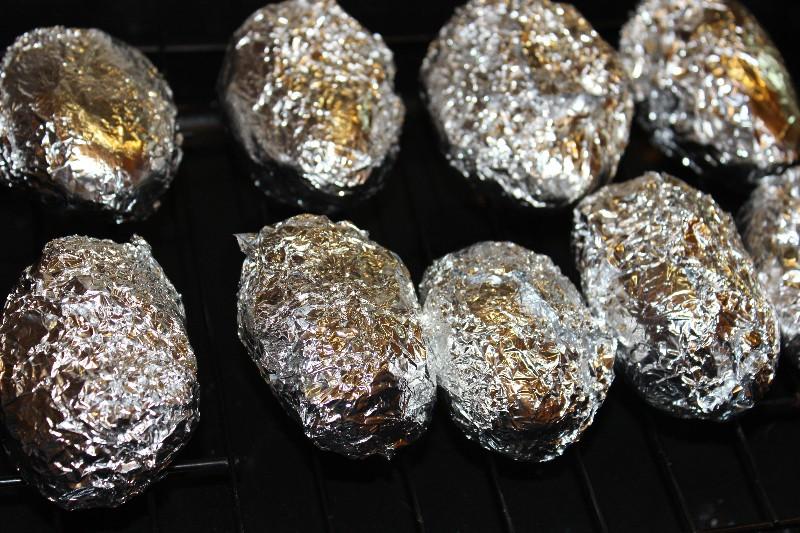 Шаг 1 приготовления Картофель запеченный с сыром и беконом