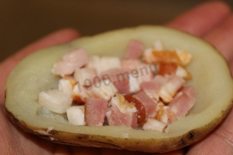 Шаг 7 приготовления Картофель запеченный с сыром и беконом