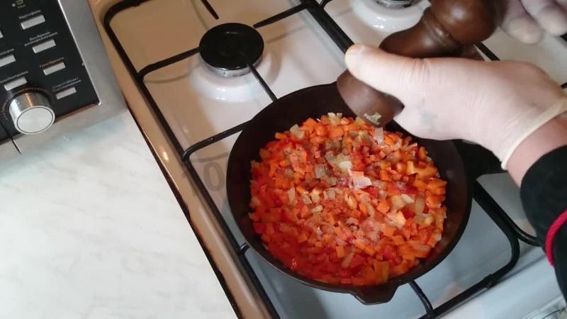 Шаг 1 приготовления Куриный окорочок фаршированный овощами