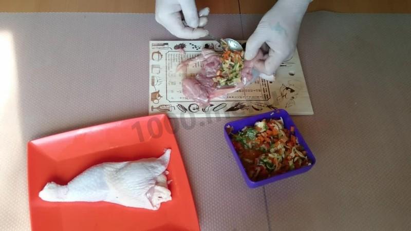 Шаг 4 приготовления Куриный окорочок фаршированный овощами