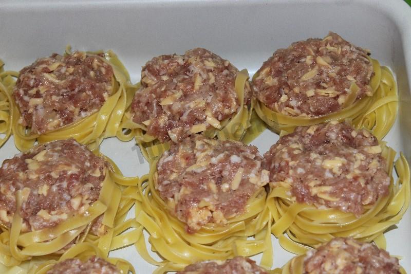 Шаг 4 приготовления Гнёзда из макарон с мясным фаршем