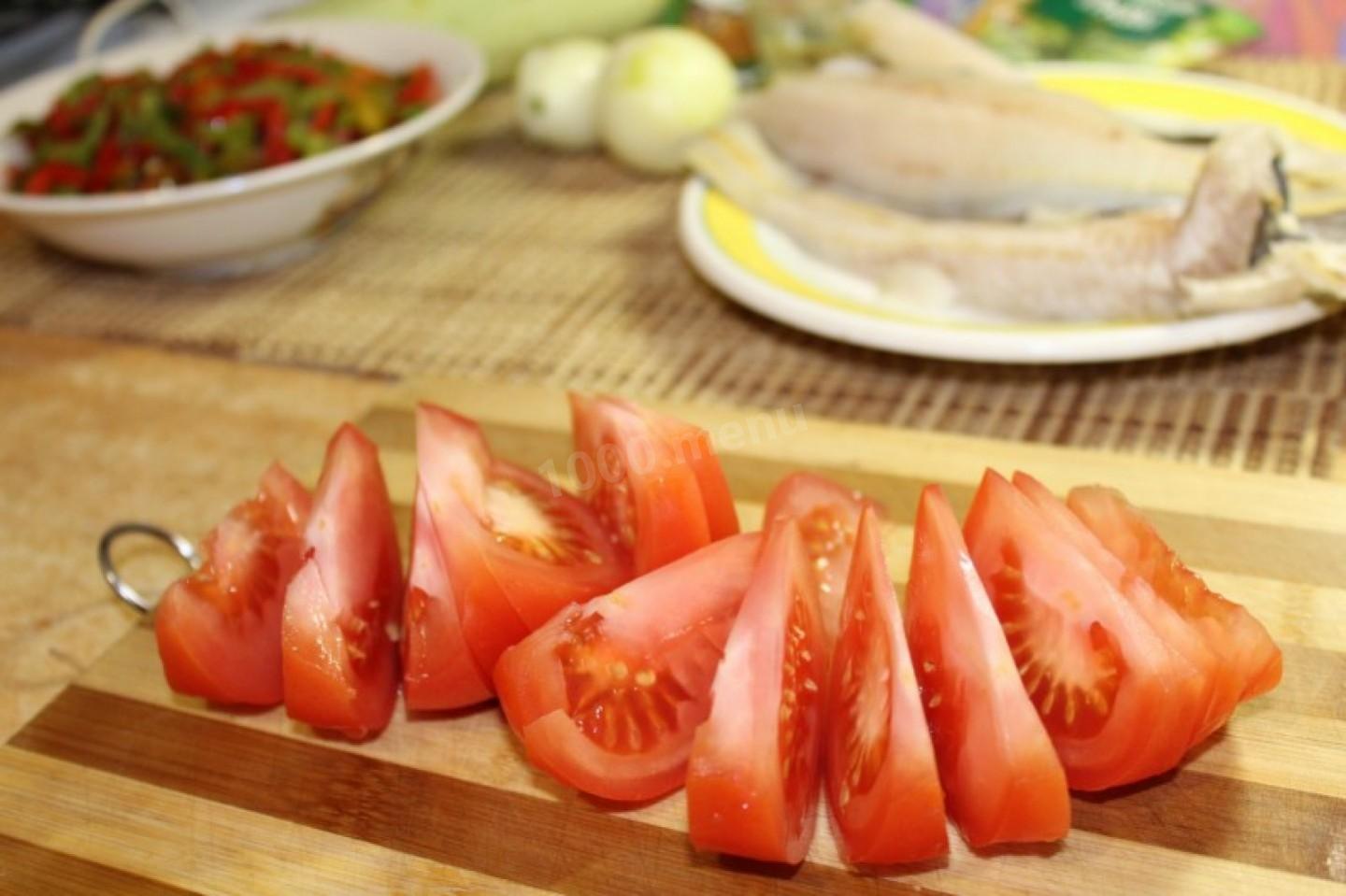Шаг 2 приготовления Минтай запеченный с кабачками, томатами и болгарским перцем