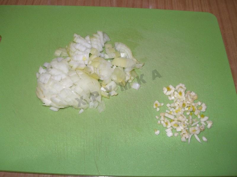Шаг 1 приготовления Ризотто с курицей и замороженными овощами