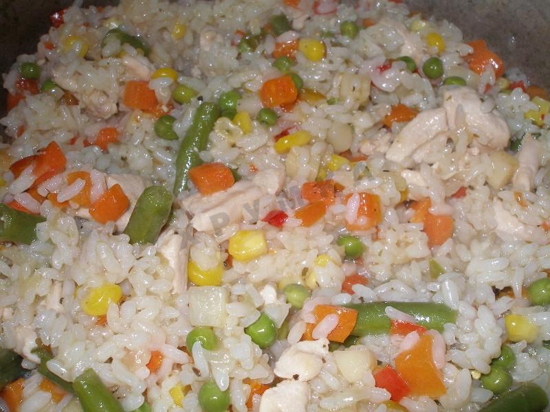 Шаг 10 приготовления Ризотто с курицей и замороженными овощами