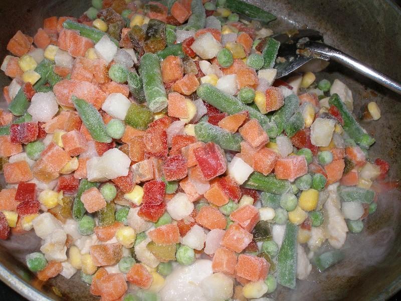 Шаг 7 приготовления Ризотто с курицей и замороженными овощами