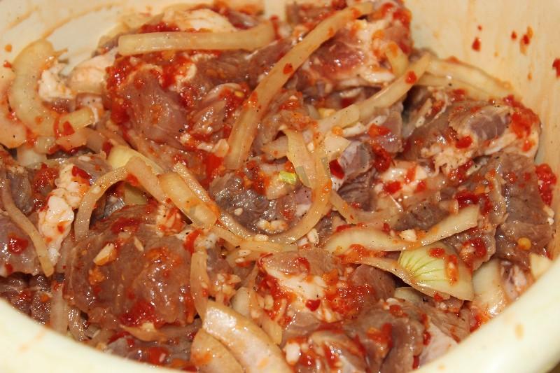 Шаг 3 приготовления Свиные шашлычки с копчёной грудинкой