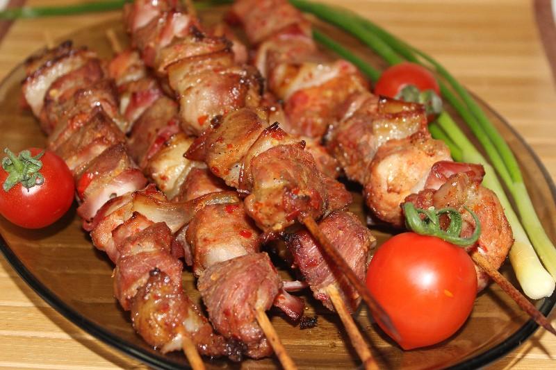 Шаг 5 приготовления Свиные шашлычки с копчёной грудинкой