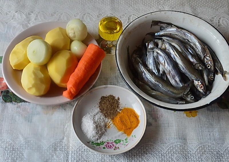 Шаг 1 приготовления Мойва с картошкой в духовке