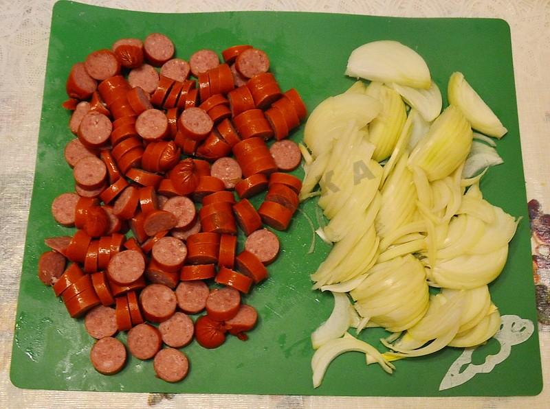 Шаг 3 приготовления Картофельная запеканка с сосисками и сыром в духовке