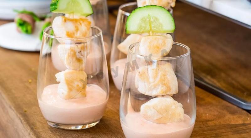 Обложка рецепта Куриные шашлычки со свежим огурцом и соусом