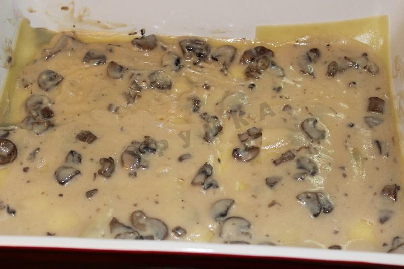 Шаг 7 приготовления Мясная лазанья с грибным соусом