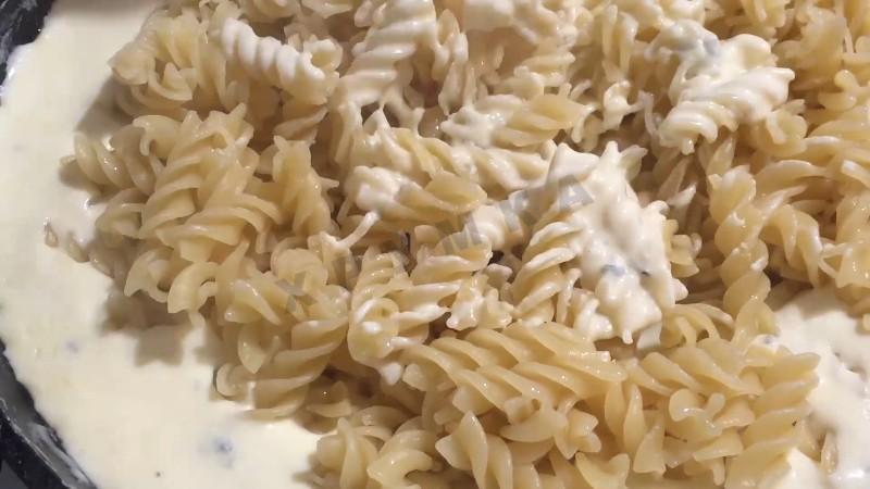 Шаг 4 приготовления Паста 4 сыра
