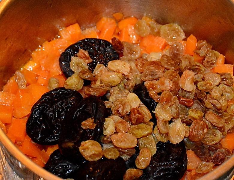 Шаг 4 приготовления Тушеная морковь с черносливом