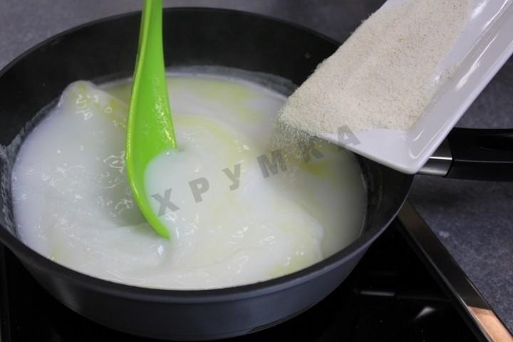 Шаг 4 приготовления Гурьевская каша с арахисом, бананами, киви и сухофруктами