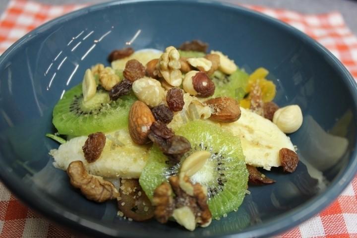 Шаг 5 приготовления Гурьевская каша с арахисом, бананами, киви и сухофруктами
