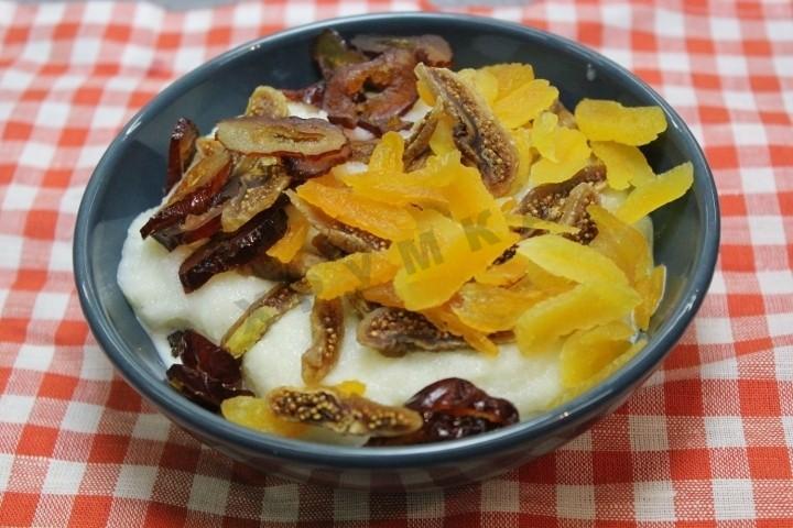 Шаг 9 приготовления Гурьевская каша с арахисом, бананами, киви и сухофруктами