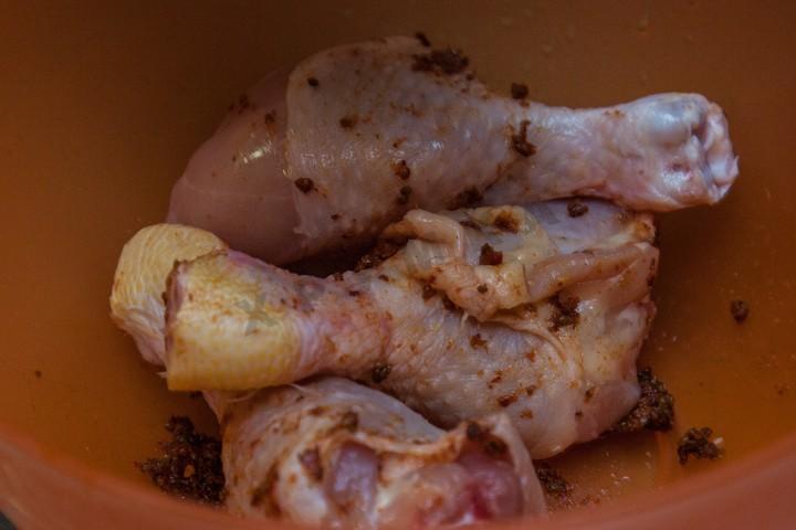 Шаг 2 приготовления Куриные голени с аджикой в слоеном тесте