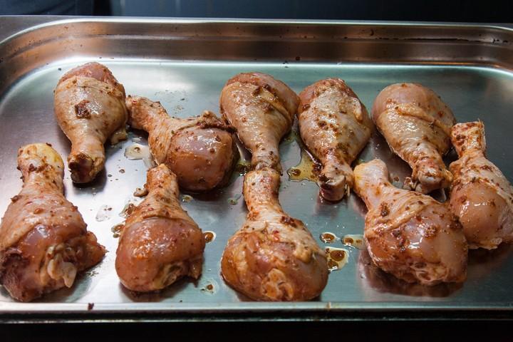 Шаг 4 приготовления Куриные голени с аджикой в слоеном тесте