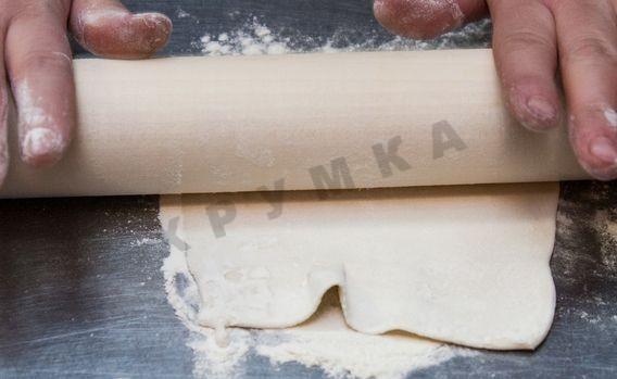 Шаг 6 приготовления Куриные голени с аджикой в слоеном тесте