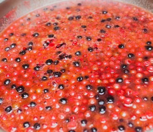 Шаг 5 приготовления Запеканка из пшенки с соусом из смородины
