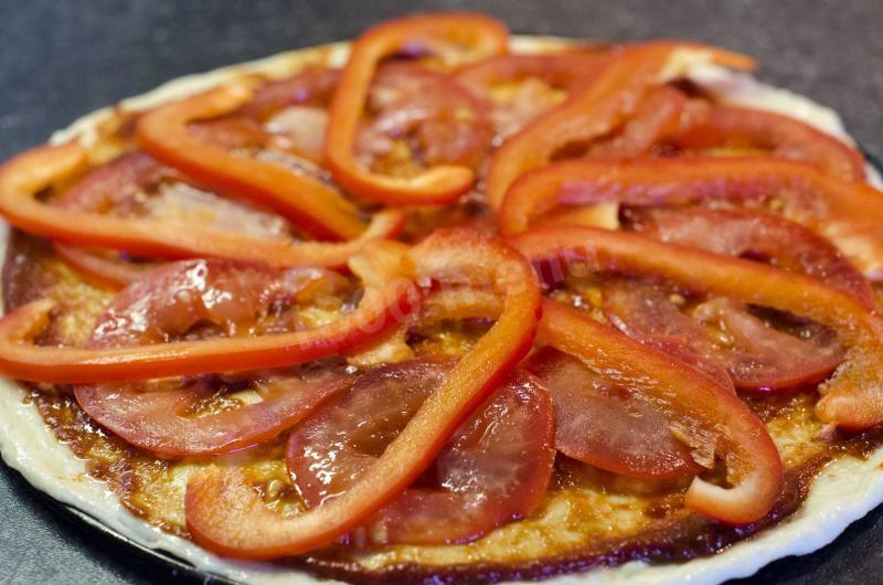 Шаг 10 приготовления Домашняя пицца с королевскими креветками и томатной пастой