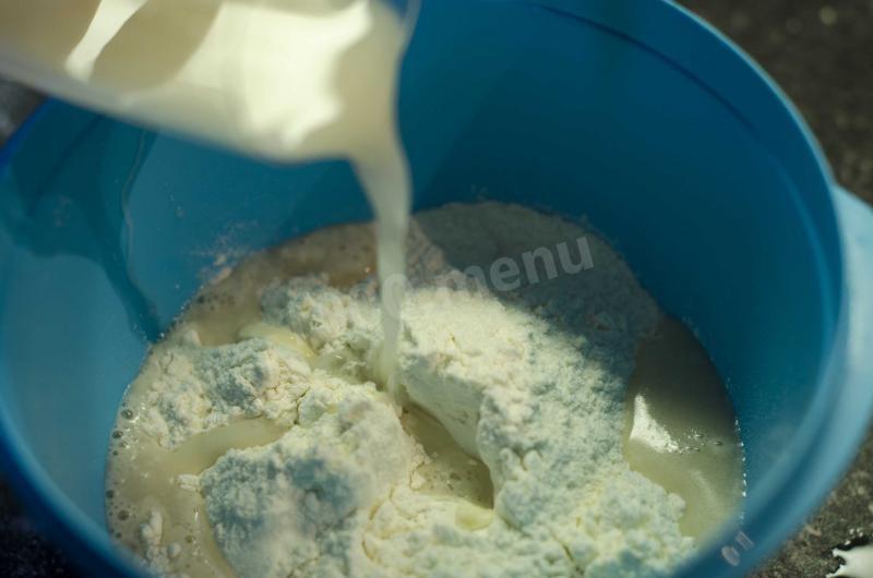 Шаг 3 приготовления Домашняя пицца с королевскими креветками и томатной пастой