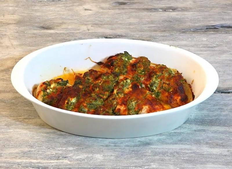 Шаг 10 приготовления Куриное филе со шпинатом и сыром