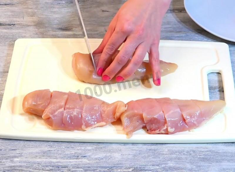 Шаг 5 приготовления Куриное филе со шпинатом и сыром