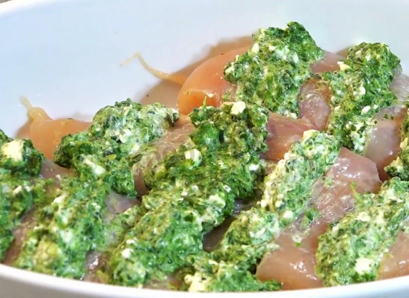 Шаг 7 приготовления Куриное филе со шпинатом и сыром