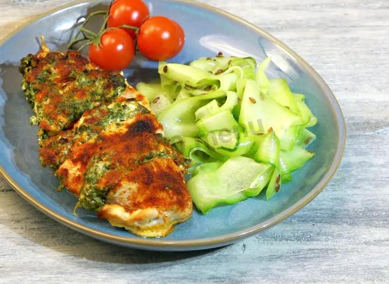 Обложка рецепта Куриное филе со шпинатом и сыром