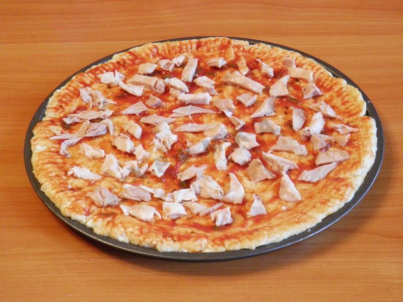 Шаг 7 приготовления Пицца с курицей и болгарским перцем на творожном тесте