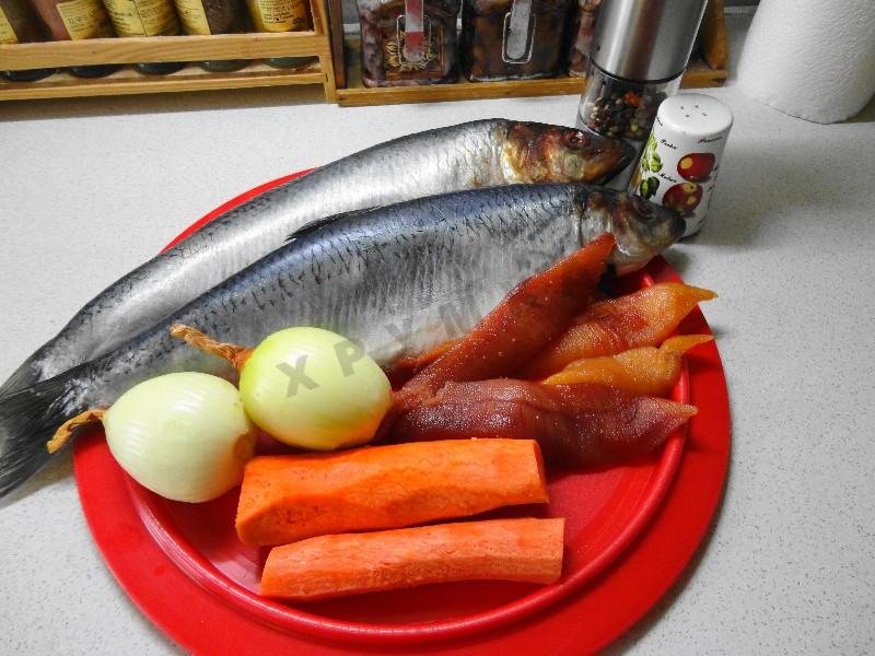 Шаг 1 приготовления Селедка с овощами запеченная в пергаменте