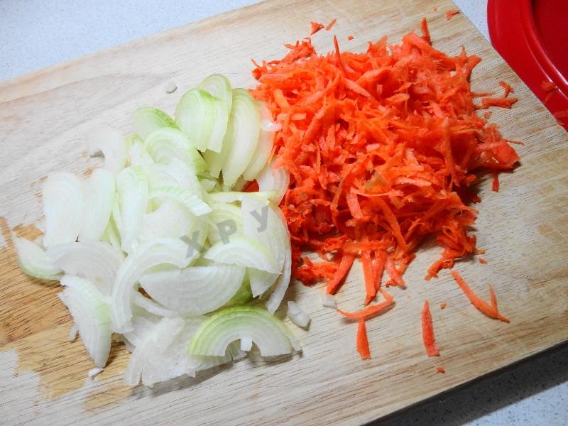 Шаг 2 приготовления Селедка с овощами запеченная в пергаменте