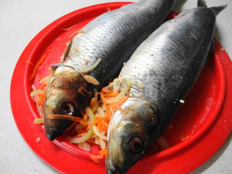 Шаг 4 приготовления Селедка с овощами запеченная в пергаменте