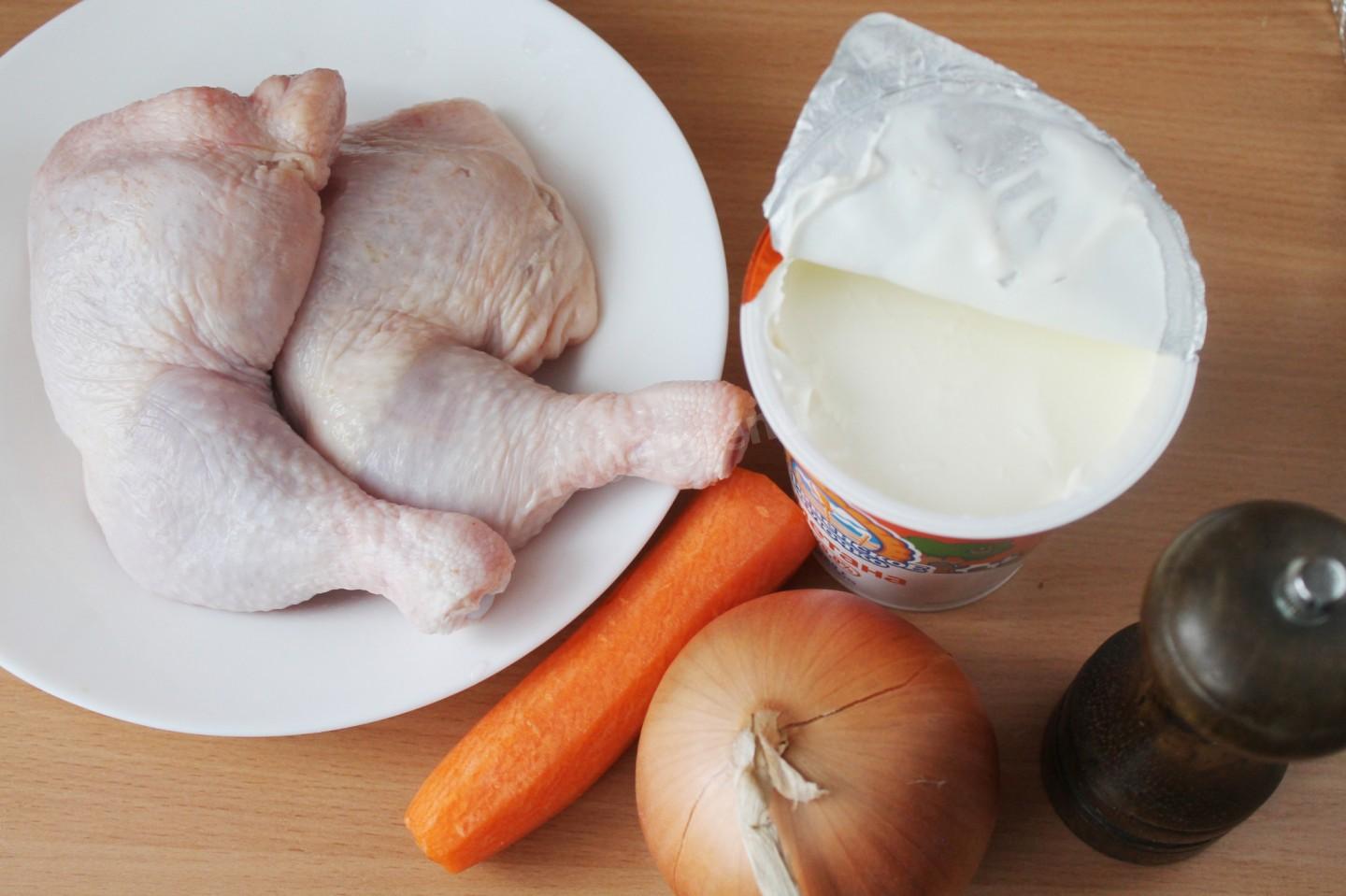 Шаг 1 приготовления Куриные окорочка в сметанном соусе на сковороде