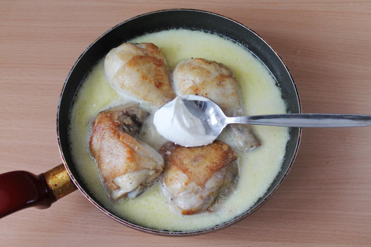 Шаг 4 приготовления Куриные окорочка в сметанном соусе на сковороде