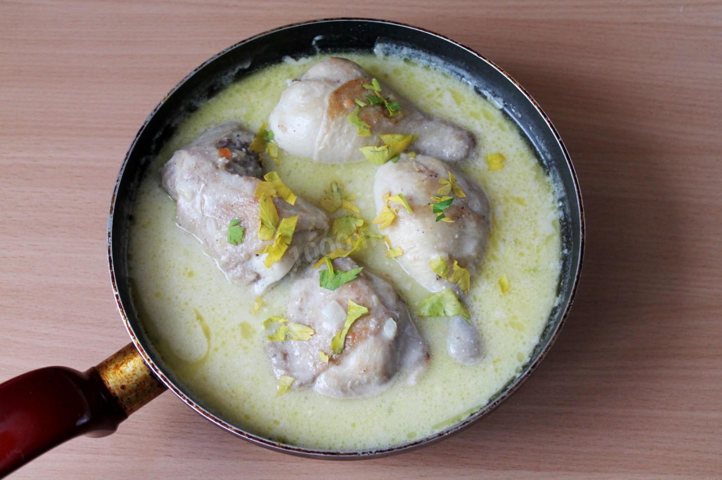 Шаг 5 приготовления Куриные окорочка в сметанном соусе на сковороде