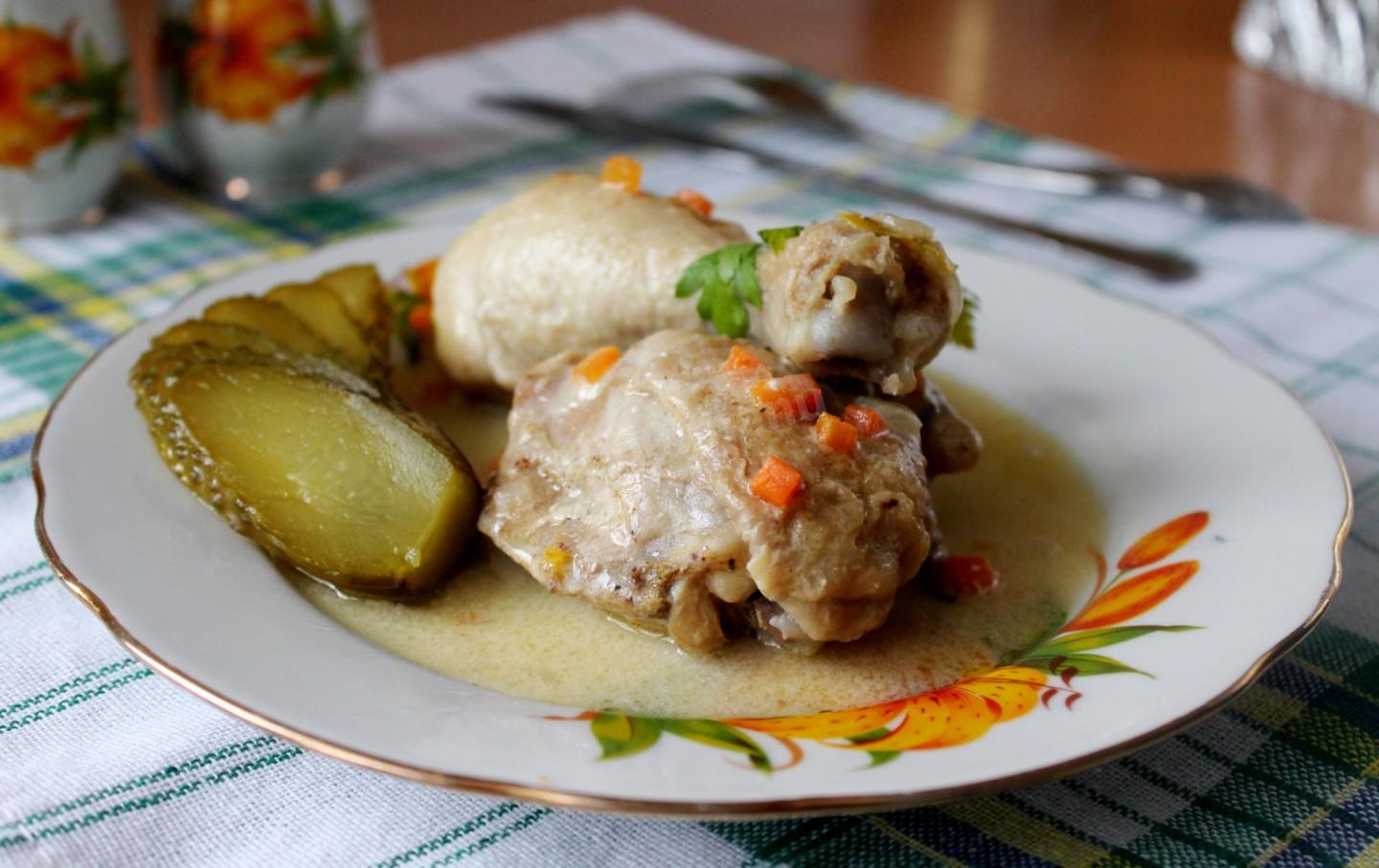 Шаг 6 приготовления Куриные окорочка в сметанном соусе на сковороде