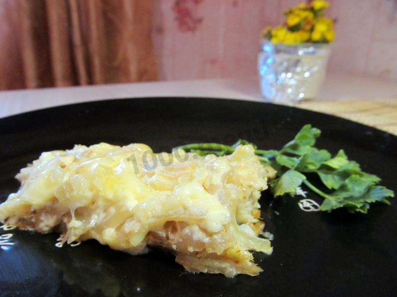 Шаг 7 приготовления Минтай под майонезно-луковой подушкой