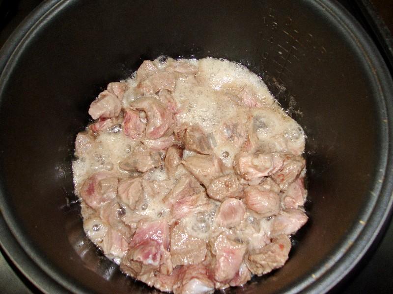 Шаг 3 приготовления Тушеная говядина в мультиварке с морковью картошкой соусом