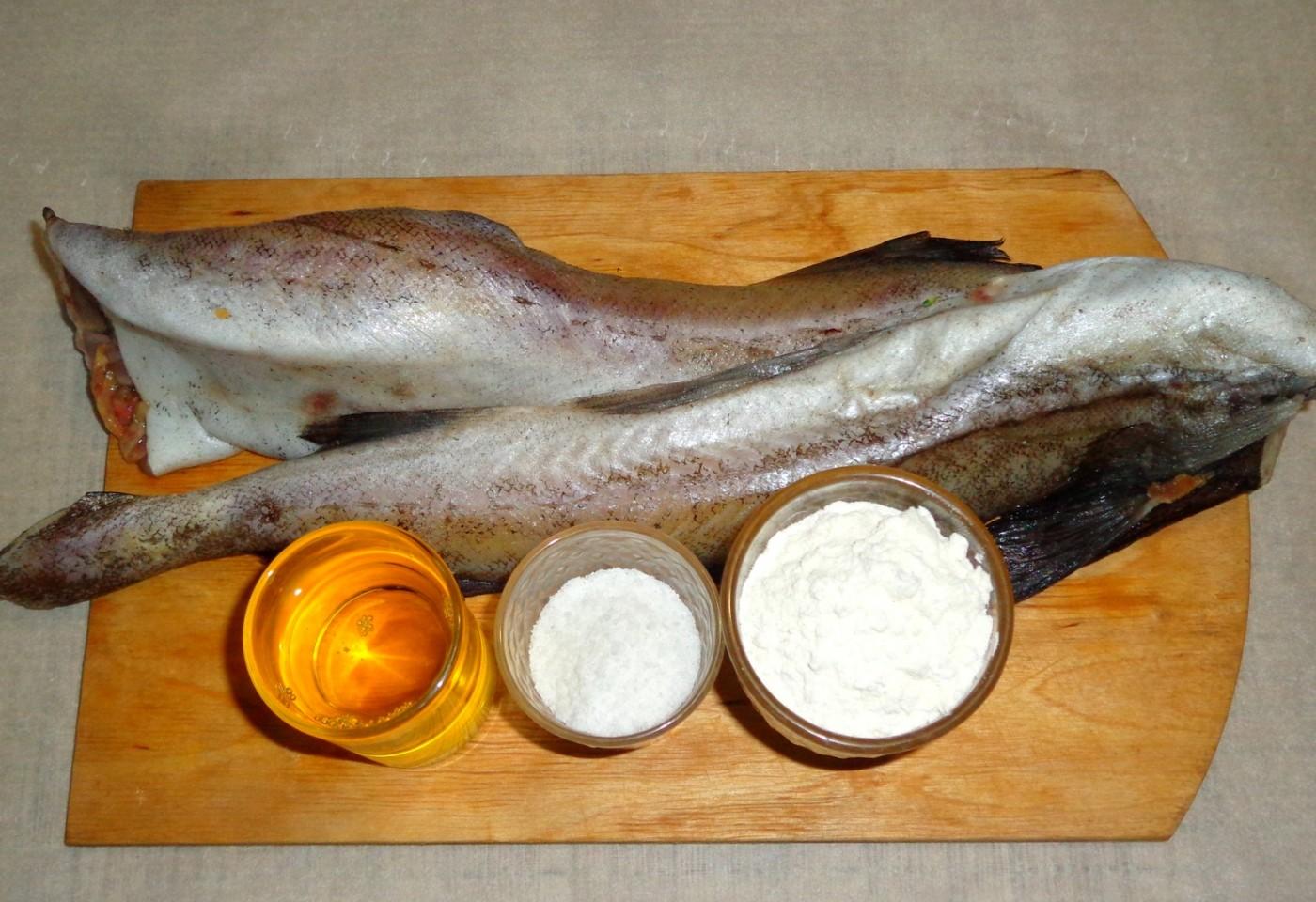 Шаг 1 приготовления Минтай жареный в кукурузном масле