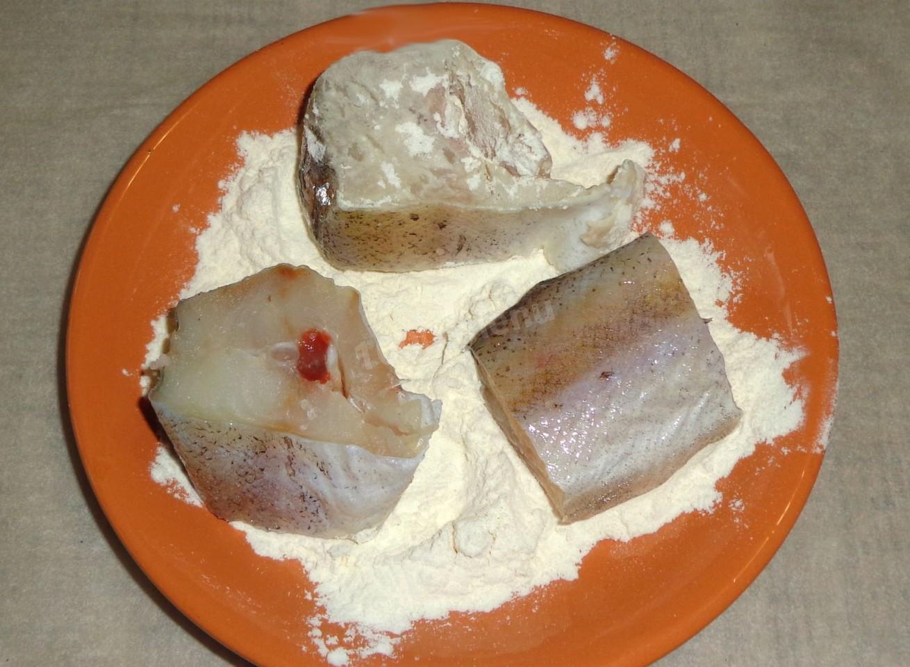 Шаг 3 приготовления Минтай жареный в кукурузном масле
